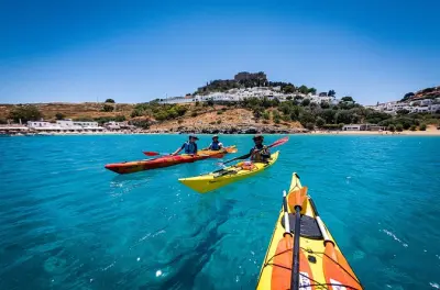Schnorcheln in Lindos: Kajaktour zur Navarone-Bucht