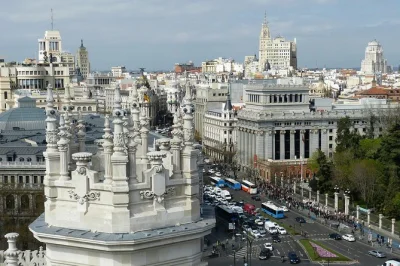 Découvrez les secrets de madrid lors d’une visite privée à pied. explorez le palais royal, la gran vía, la puerta del sol et plus encore avec un guide local. accessible en fauteuil roulant.
