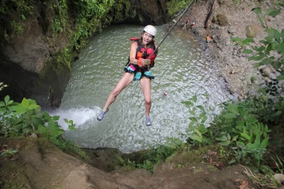 Vivez le canyoning et les sauts dans les cascades de la fortuna. descendez en rappel, plongez et nagez dans des bassins de jungle avec des guides experts. groupes réduits, déjeuner inclus.