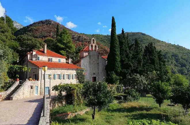 Budva monastère : Vues sur la côte et histoire cachée
