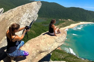 Florianópolis entdecken: morro da coroa mit lokalem guide erklimmen, entspannte profi-fotos am gipfel machen und die echte inselnatur erleben. fotos inklusive.