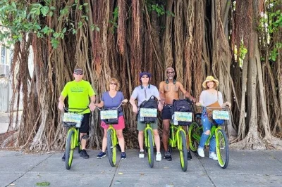 Sinta a brisa da ilha em um tour guiado de bike pelo old town em key west, passando por pontos icônicos e de costa a costa. inclui histórias locais, torta de limão, água e descontos.