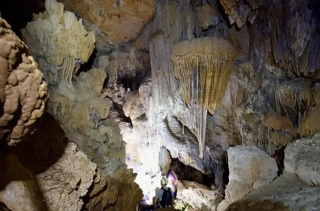 Explora Crystal Cave desde San Ignacio con caminata y espeleología