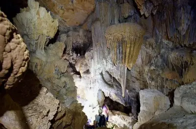 Explora Crystal Cave desde San Ignacio con caminata y espeleología