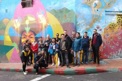 Erkunde bogotá la candelaria, bewundere beeindruckende graffitis, genieße kolumbianischen anden-tee und lausche den geschichten der künstler – inklusive versicherung und regenschutz.