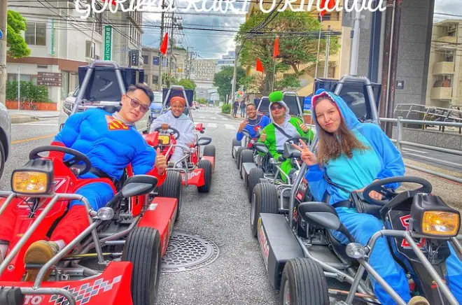Tour de go-kart em Naha: Ilha Senaga e rua Kokusai com fantasia