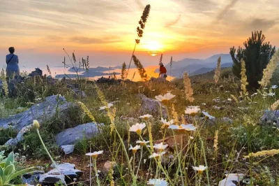 Disfruta del atardecer en dubrovnik desde mt. srd, las murallas y una cata de vino local. tour en grupo pequeño con guía, recogida y paradas panorámicas.
