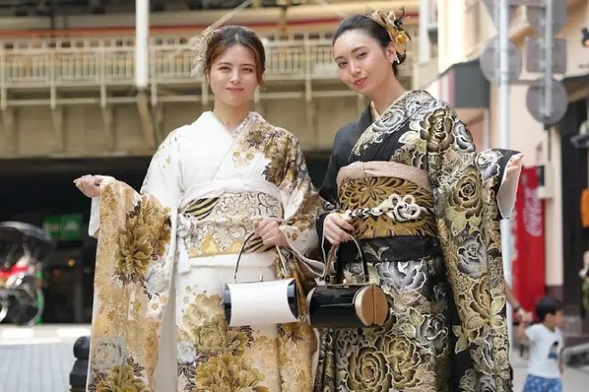 Asakusa: Indossa un kimono e passeggia nel quartiere storico
