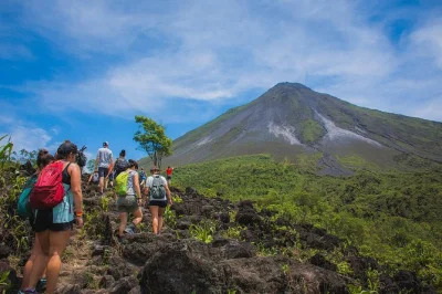 Descubre el volcán arenal y cruza los puentes colgantes mistico en esta aventura con guía local, traslado al hotel y relajación en aguas termales junto al río.