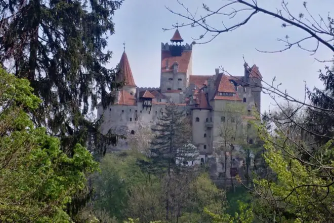 Trilha na Transilvânia com Castelo de Bran saindo de Brasov