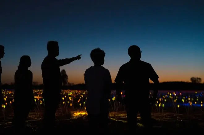 Nascer do sol em Uluru com 50.000 esferas de vidro iluminadas