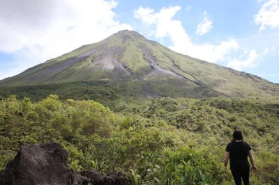 Explora senderos en la selva del volcán arenal, escucha historias con guía local, disfruta un almuerzo típico costarricense y relájate en las aguas termales de choyin, con traslado incluido.