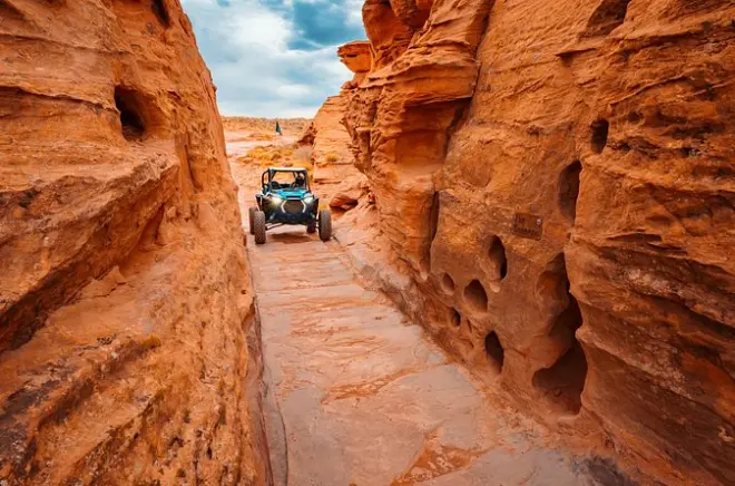 Conduite de UTV à travers The Squeeze, parc national de Zion