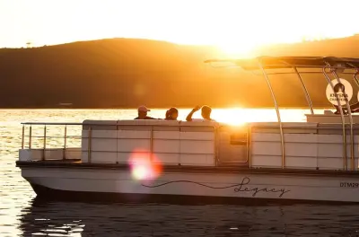 Knysna au coucher du soleil avec vin et huîtres sur la lagune