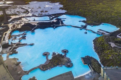 Découvrez les champs de lave volcaniques d’islande, marchez sur la mousse avec un guide, puis détendez-vous dans les eaux géothermales du blue lagoon—transfert et entrée inclus.