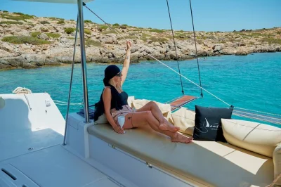 Navegue de creta até a ilha de dia em um catamarã pequeno, nade em águas cristalinas, aproveite um almoço mediterrâneo e open bar, com toda a equipe e equipamentos inclusos.