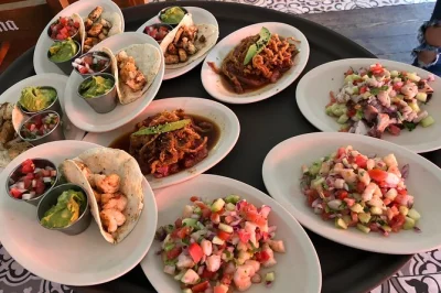 Descubre los sabores de san jose del cabo en un paseo relajado por la noche, con degustaciones de tequila, guías locales y paradas en cinco lugares únicos para comer.