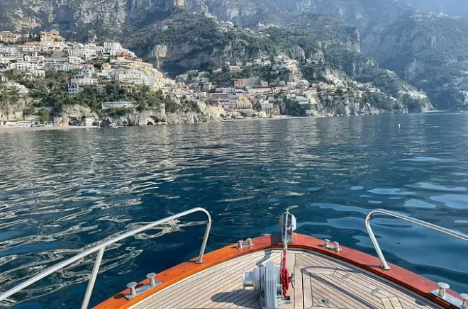 Balade privée en bateau sur la côte amalfitaine depuis Positano : Baignade et découverte