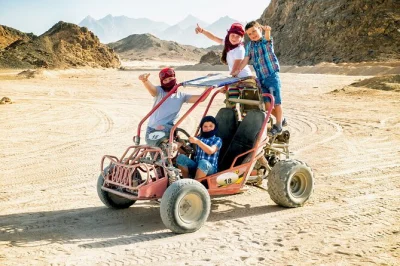 Scopri il deserto di hurghada in quad, cavalca un cammello in un villaggio beduino e gusta il tè prima di una cena al tramonto con spettacolo dal vivo. include transfer e guida locale.