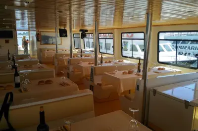 Rías Baixas desde Santiago: Vino, mejillones y paseo en barco