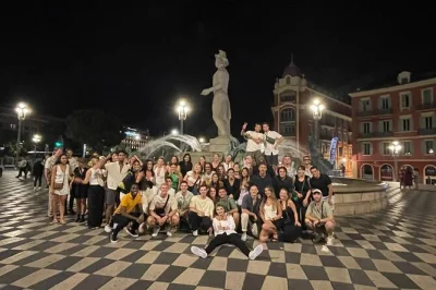 Descubre la vida nocturna de nice en una ruta de bares por el casco antiguo con guía local, chupitos gratis, ofertas en bebidas y juegos para romper el hielo.