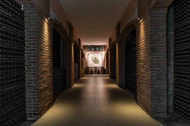 Degustazione Franciacorta a Brescia con cantina anni ’40 e lago Iseo