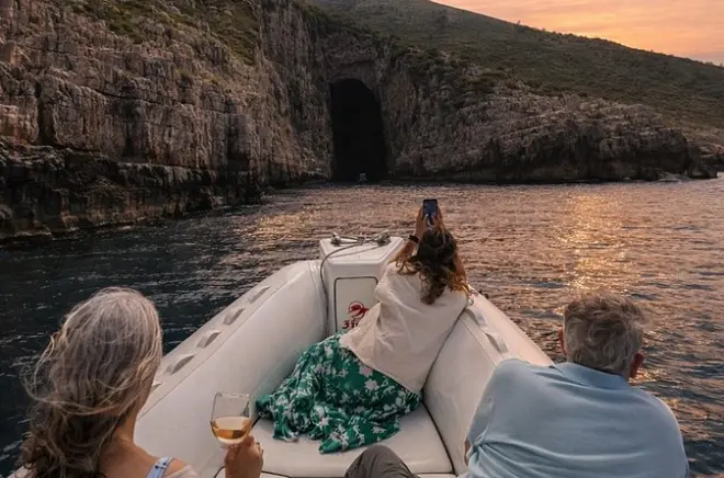 Vlore Haxhi Ali Höhle Sonnenuntergang Speedboot-Tour mit Wein