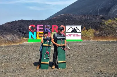 Descente en sandboard sur le volcan Cerro Negro depuis León