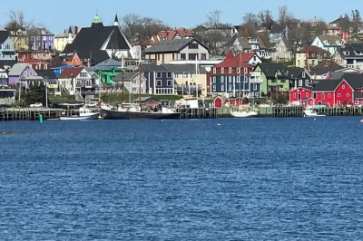 Découvrez peggy’s cove et son air marin, flânez dans les rues classées de lunenburg, et faites une pause à mahone bay avec un guide local—transport et balades à pied flexibles inclus.