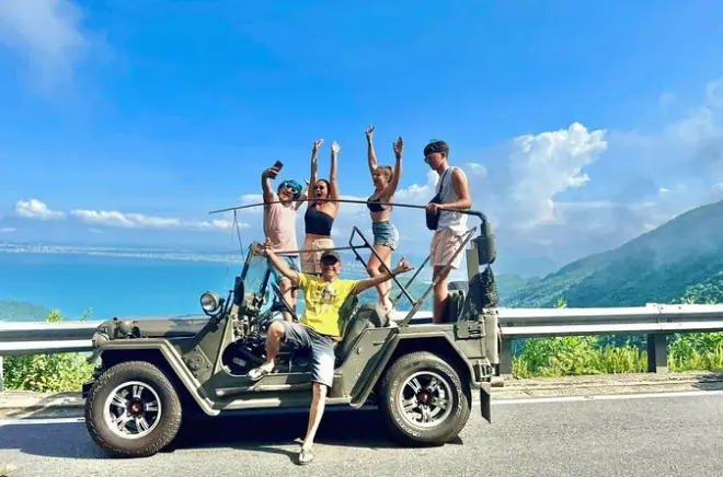 Hai Van Pass da Hue a Hoi An in jeep: Jeep militare scoperta