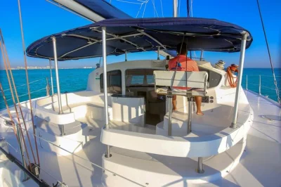 Da cancún a isla mujeres, sali su un catamarano privato, fai snorkeling nel museo subacqueo, nuota nella spiaggia nord, con open bar e un equipaggio super rilassato.