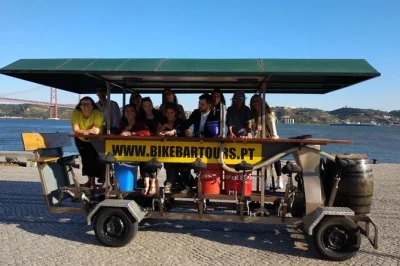Diversão garantida no tour de beer bike em lisboa, pedalando à beira do rio com vista para a ponte 25 de abril e o cristo rei. cerveja gelada e guia local inclusos.