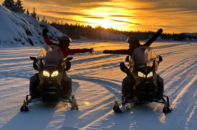 Aventura en moto de nieve en Yellowknife de 1 hora: Paseo privado