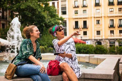 Découvrez madrid avec un guide local en visite privée, admirez le palais royal, la plaza mayor, la puerta del sol et savourez une spécialité locale. petit groupe, tour neutre en carbone.