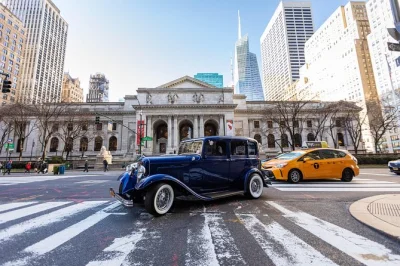 Explore manhattan dos anos 1920 em um carro clássico privado, com música vintage e guia fantasiado. visite grand central, times square e muito mais. inclui transporte.