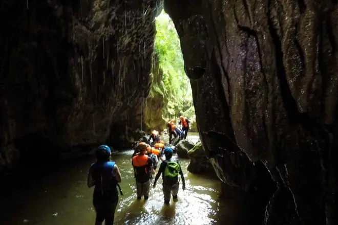 Grotta di Puerto Rico: Nuoto e tuffi nelle piscine naturali