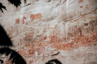 Murales indígenas antiguos en las pinturas rupestres de Cerro Azul