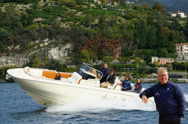 Barco de luxo no lago de Como com aperitivo a bordo Invictus 280SX