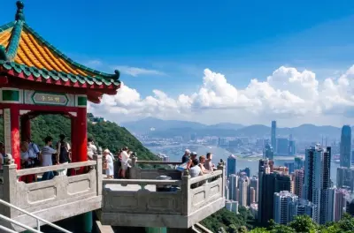 Hong Kong Walking Tour: Peak Tram, Temple & Local Food