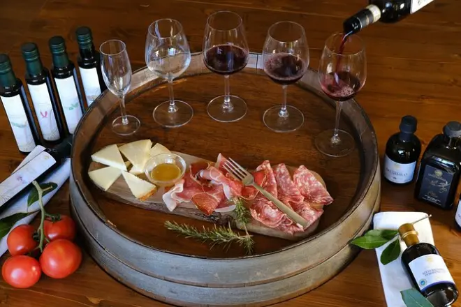 Degustación en viñedo Vernaccia en San Gimignano: Vino y comida