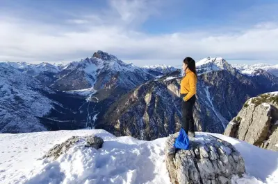 Caminhada e trenó de inverno nos Dolomitas, perto de Cortina d'Ampezzo
