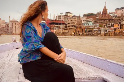 Scivola tra i ghats antichi di varanasi all’alba, ascolta le storie della guida, gusta un masala chai e vivi i rituali mattutini. include acqua e ombrelli.