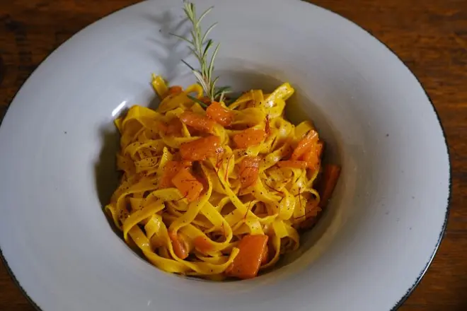 Almoço com açafrão em San Gimignano com degustação de vinho e azeite