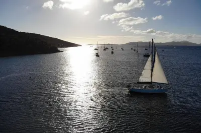 Sonnenuntergang auf St. John mit 12-Meter-Segelboot in Virgin Islands