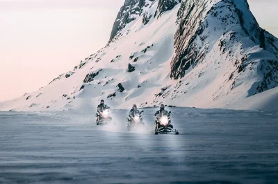 Découvrez gullfoss, partez en super-jeep jusqu’au glacier langjökull et faites de la motoneige au milieu des volcans lors de cette aventure incontournable du cercle d’or avec prise en charge à 