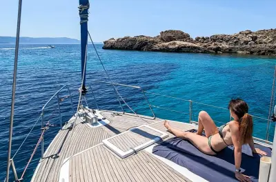 Navegación por Capo Caccia desde Alghero: Snorkel y almuerzo a bordo