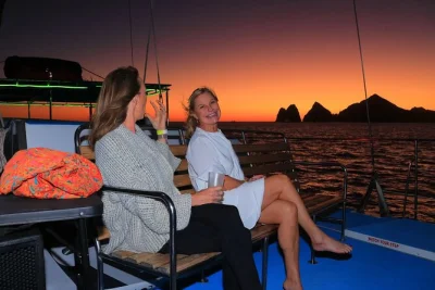 Scopri la costa di cabo con una crociera in catamarano: el arco, lover’s beach e divorce beach, con drink illimitati e guacamole fresco a bordo. partenza dal porto e crew simpatico inclusi.