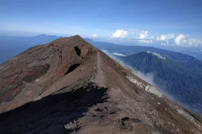 Scala il monte agung all’alba con una guida locale. vivi l’avventura sul vulcano più alto di bali, goditi panorami mozzafiato e un’esperienza indimenticabile. prenota ora il tuo posto.