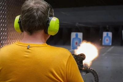 Erlebe den nervenkitzel in einer las vegas indoor-schießanlage mit echten maschinengewehren, persönlicher anleitung und optionalem humvee hoteltransfer. jetzt buchen!