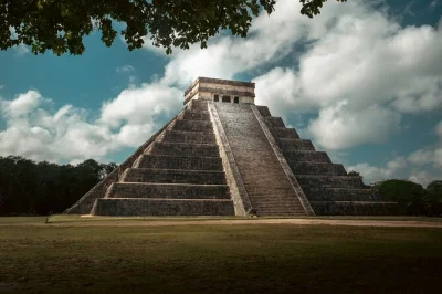 Découvrez chichen itza au calme avant la foule, nagez dans le cénote hubiku, grimpez la pyramide d'ek balam et savourez un buffet régional—avec transfert et guide local inclus.